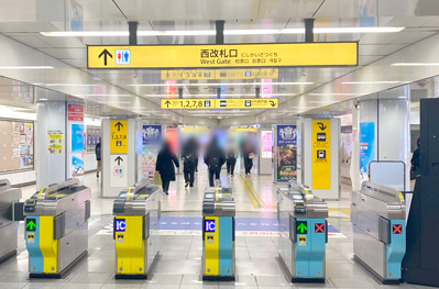 地下鉄栄駅「西改札口」