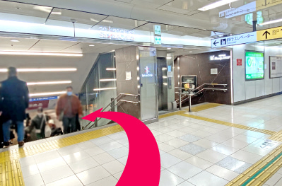 「サカエチカ(Sakae Chika)」へ向かう階段を下りる
