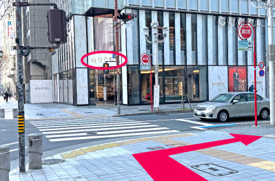 「GUCCHI」が見えたら右