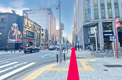 横断歩道を渡る