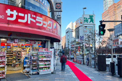 6.地上に出て、目の前のサンドラッグ方向へ直進します。