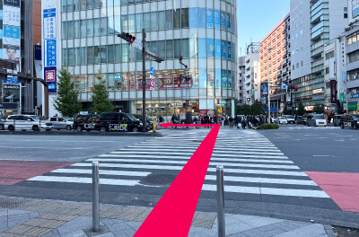 7.「新宿大ガード交差点」を渡ります。