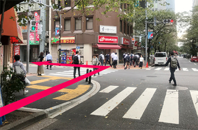 最初の横断歩道を左