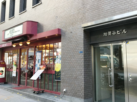 1階にカフェ・ベローチェが入ったビル